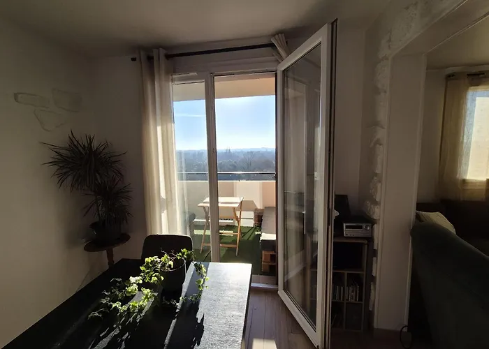 Lumineux Avec Balcons Et Tram Au Pied Daire Angers