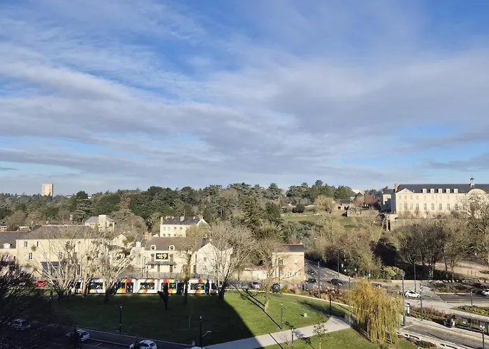 Lumineux Avec Balcons Et Tram Au Pied Angers